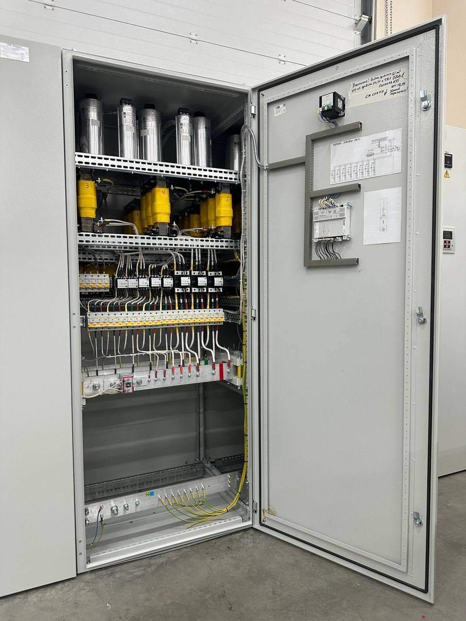 Открытый шкаф