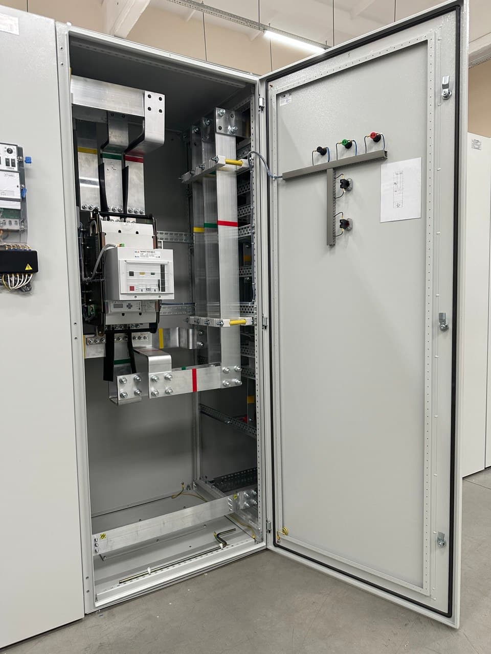 Открытый шкаф